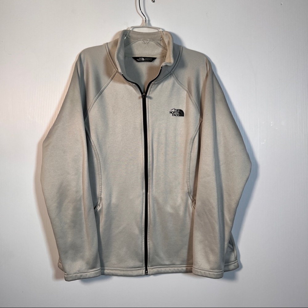 THE NORTH FACE Silver Women’s jacket. XL 2 zip pockets. Fleece inside